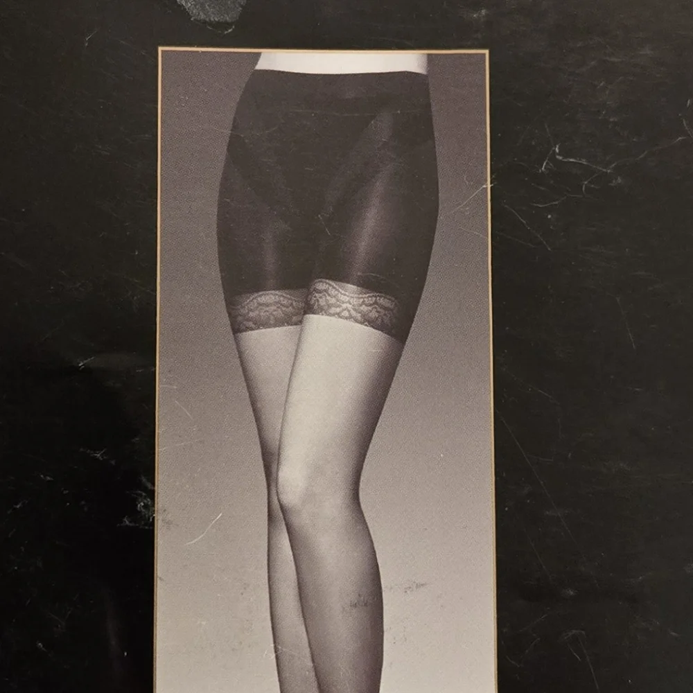 Donna Karan Ultra Sheer Toner Hosiery Black Medium 00C10 New